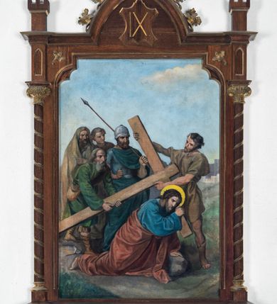 Zdjęcie nr 11: Stacje drogi krzyżowej w kształcie stojących prostokątów zamkniętych od góry łukiem trójlistnym ściętym, ujęte w ozdobne neogotyckie ramy o dekoracji architektonicznej. Pole obrazowe flankowane wąskimi kolumienkami o skręconych trzonach i akantowych kapitelach dźwigających wysokie imposty dekorowane płyciną w kształcie prostokąta zamkniętego ostrołukiem. Powyżej profilowany gzyms i wieżyczki dekorowane krenelażem. W osi ramy profilowany gzyms wyniesiony w kształt ostrołuku, dekorowany żabkami i zwieńczony złoconym krzyżem o trójlistnie zakończonych ramionach. W polu numer stacji zapisany złoconymi cyframi rzymskimi. Kompozycje malowane na płótnie, wieloosobowe umieszczone na tle pejzażu lub architektury. Kolorystyka ciemna, stonowana.