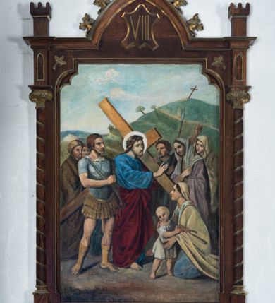 Zdjęcie nr 16: Stacje drogi krzyżowej w kształcie stojących prostokątów zamkniętych od góry łukiem trójlistnym ściętym, ujęte w ozdobne neogotyckie ramy o dekoracji architektonicznej. Pole obrazowe flankowane wąskimi kolumienkami o skręconych trzonach i akantowych kapitelach dźwigających wysokie imposty dekorowane płyciną w kształcie prostokąta zamkniętego ostrołukiem. Powyżej profilowany gzyms i wieżyczki dekorowane krenelażem. W osi ramy profilowany gzyms wyniesiony w kształt ostrołuku, dekorowany żabkami i zwieńczony złoconym krzyżem o trójlistnie zakończonych ramionach. W polu numer stacji zapisany złoconymi cyframi rzymskimi. Kompozycje malowane na płótnie, wieloosobowe umieszczone na tle pejzażu lub architektury. Kolorystyka ciemna, stonowana.