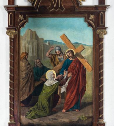 Zdjęcie nr 17: Stacje drogi krzyżowej w kształcie stojących prostokątów zamkniętych od góry łukiem trójlistnym ściętym, ujęte w ozdobne neogotyckie ramy o dekoracji architektonicznej. Pole obrazowe flankowane wąskimi kolumienkami o skręconych trzonach i akantowych kapitelach dźwigających wysokie imposty dekorowane płyciną w kształcie prostokąta zamkniętego ostrołukiem. Powyżej profilowany gzyms i wieżyczki dekorowane krenelażem. W osi ramy profilowany gzyms wyniesiony w kształt ostrołuku, dekorowany żabkami i zwieńczony złoconym krzyżem o trójlistnie zakończonych ramionach. W polu numer stacji zapisany złoconymi cyframi rzymskimi. Kompozycje malowane na płótnie, wieloosobowe umieszczone na tle pejzażu lub architektury. Kolorystyka ciemna, stonowana.