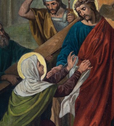 Zdjęcie nr 18: Stacje drogi krzyżowej w kształcie stojących prostokątów zamkniętych od góry łukiem trójlistnym ściętym, ujęte w ozdobne neogotyckie ramy o dekoracji architektonicznej. Pole obrazowe flankowane wąskimi kolumienkami o skręconych trzonach i akantowych kapitelach dźwigających wysokie imposty dekorowane płyciną w kształcie prostokąta zamkniętego ostrołukiem. Powyżej profilowany gzyms i wieżyczki dekorowane krenelażem. W osi ramy profilowany gzyms wyniesiony w kształt ostrołuku, dekorowany żabkami i zwieńczony złoconym krzyżem o trójlistnie zakończonych ramionach. W polu numer stacji zapisany złoconymi cyframi rzymskimi. Kompozycje malowane na płótnie, wieloosobowe umieszczone na tle pejzażu lub architektury. Kolorystyka ciemna, stonowana.