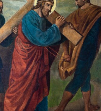 Zdjęcie nr 20: Stacje drogi krzyżowej w kształcie stojących prostokątów zamkniętych od góry łukiem trójlistnym ściętym, ujęte w ozdobne neogotyckie ramy o dekoracji architektonicznej. Pole obrazowe flankowane wąskimi kolumienkami o skręconych trzonach i akantowych kapitelach dźwigających wysokie imposty dekorowane płyciną w kształcie prostokąta zamkniętego ostrołukiem. Powyżej profilowany gzyms i wieżyczki dekorowane krenelażem. W osi ramy profilowany gzyms wyniesiony w kształt ostrołuku, dekorowany żabkami i zwieńczony złoconym krzyżem o trójlistnie zakończonych ramionach. W polu numer stacji zapisany złoconymi cyframi rzymskimi. Kompozycje malowane na płótnie, wieloosobowe umieszczone na tle pejzażu lub architektury. Kolorystyka ciemna, stonowana.