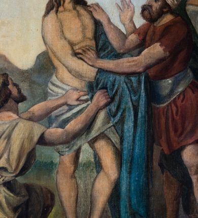 Zdjęcie nr 26: Stacje drogi krzyżowej w kształcie stojących prostokątów zamkniętych od góry łukiem trójlistnym ściętym, ujęte w ozdobne neogotyckie ramy o dekoracji architektonicznej. Pole obrazowe flankowane wąskimi kolumienkami o skręconych trzonach i akantowych kapitelach dźwigających wysokie imposty dekorowane płyciną w kształcie prostokąta zamkniętego ostrołukiem. Powyżej profilowany gzyms i wieżyczki dekorowane krenelażem. W osi ramy profilowany gzyms wyniesiony w kształt ostrołuku, dekorowany żabkami i zwieńczony złoconym krzyżem o trójlistnie zakończonych ramionach. W polu numer stacji zapisany złoconymi cyframi rzymskimi. Kompozycje malowane na płótnie, wieloosobowe umieszczone na tle pejzażu lub architektury. Kolorystyka ciemna, stonowana.