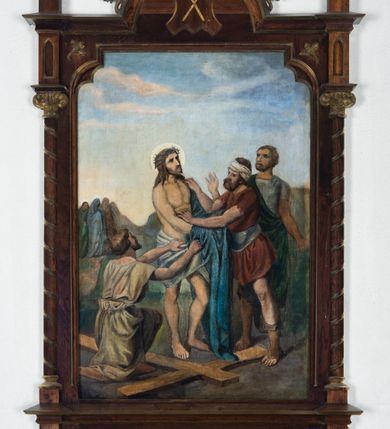 Zdjęcie nr 27: Stacje drogi krzyżowej w kształcie stojących prostokątów zamkniętych od góry łukiem trójlistnym ściętym, ujęte w ozdobne neogotyckie ramy o dekoracji architektonicznej. Pole obrazowe flankowane wąskimi kolumienkami o skręconych trzonach i akantowych kapitelach dźwigających wysokie imposty dekorowane płyciną w kształcie prostokąta zamkniętego ostrołukiem. Powyżej profilowany gzyms i wieżyczki dekorowane krenelażem. W osi ramy profilowany gzyms wyniesiony w kształt ostrołuku, dekorowany żabkami i zwieńczony złoconym krzyżem o trójlistnie zakończonych ramionach. W polu numer stacji zapisany złoconymi cyframi rzymskimi. Kompozycje malowane na płótnie, wieloosobowe umieszczone na tle pejzażu lub architektury. Kolorystyka ciemna, stonowana.