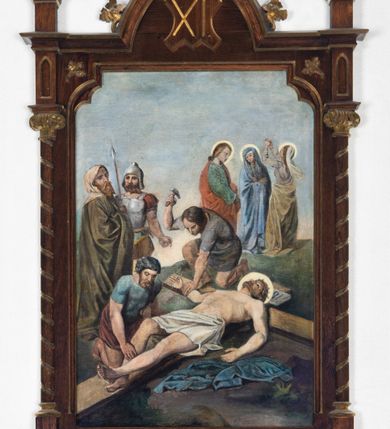 Zdjęcie nr 33: Stacje drogi krzyżowej w kształcie stojących prostokątów zamkniętych od góry łukiem trójlistnym ściętym, ujęte w ozdobne neogotyckie ramy o dekoracji architektonicznej. Pole obrazowe flankowane wąskimi kolumienkami o skręconych trzonach i akantowych kapitelach dźwigających wysokie imposty dekorowane płyciną w kształcie prostokąta zamkniętego ostrołukiem. Powyżej profilowany gzyms i wieżyczki dekorowane krenelażem. W osi ramy profilowany gzyms wyniesiony w kształt ostrołuku, dekorowany żabkami i zwieńczony złoconym krzyżem o trójlistnie zakończonych ramionach. W polu numer stacji zapisany złoconymi cyframi rzymskimi. Kompozycje malowane na płótnie, wieloosobowe umieszczone na tle pejzażu lub architektury. Kolorystyka ciemna, stonowana.