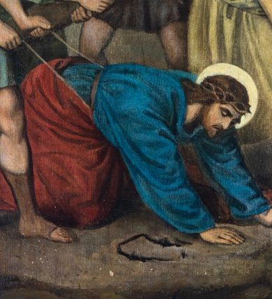 Zdjęcie nr 37: Stacje drogi krzyżowej w kształcie stojących prostokątów zamkniętych od góry łukiem trójlistnym ściętym, ujęte w ozdobne neogotyckie ramy o dekoracji architektonicznej. Pole obrazowe flankowane wąskimi kolumienkami o skręconych trzonach i akantowych kapitelach dźwigających wysokie imposty dekorowane płyciną w kształcie prostokąta zamkniętego ostrołukiem. Powyżej profilowany gzyms i wieżyczki dekorowane krenelażem. W osi ramy profilowany gzyms wyniesiony w kształt ostrołuku, dekorowany żabkami i zwieńczony złoconym krzyżem o trójlistnie zakończonych ramionach. W polu numer stacji zapisany złoconymi cyframi rzymskimi. Kompozycje malowane na płótnie, wieloosobowe umieszczone na tle pejzażu lub architektury. Kolorystyka ciemna, stonowana.