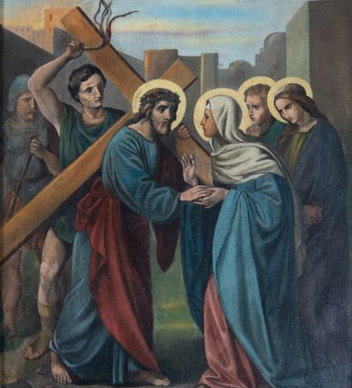 Zdjęcie nr 36: Stacje drogi krzyżowej w kształcie stojących prostokątów zamkniętych od góry łukiem trójlistnym ściętym, ujęte w ozdobne neogotyckie ramy o dekoracji architektonicznej. Pole obrazowe flankowane wąskimi kolumienkami o skręconych trzonach i akantowych kapitelach dźwigających wysokie imposty dekorowane płyciną w kształcie prostokąta zamkniętego ostrołukiem. Powyżej profilowany gzyms i wieżyczki dekorowane krenelażem. W osi ramy profilowany gzyms wyniesiony w kształt ostrołuku, dekorowany żabkami i zwieńczony złoconym krzyżem o trójlistnie zakończonych ramionach. W polu numer stacji zapisany złoconymi cyframi rzymskimi. Kompozycje malowane na płótnie, wieloosobowe umieszczone na tle pejzażu lub architektury. Kolorystyka ciemna, stonowana.