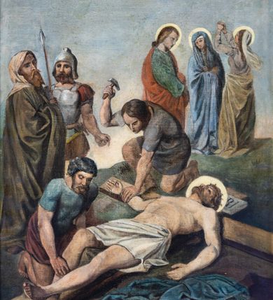 Zdjęcie nr 39: Stacje drogi krzyżowej w kształcie stojących prostokątów zamkniętych od góry łukiem trójlistnym ściętym, ujęte w ozdobne neogotyckie ramy o dekoracji architektonicznej. Pole obrazowe flankowane wąskimi kolumienkami o skręconych trzonach i akantowych kapitelach dźwigających wysokie imposty dekorowane płyciną w kształcie prostokąta zamkniętego ostrołukiem. Powyżej profilowany gzyms i wieżyczki dekorowane krenelażem. W osi ramy profilowany gzyms wyniesiony w kształt ostrołuku, dekorowany żabkami i zwieńczony złoconym krzyżem o trójlistnie zakończonych ramionach. W polu numer stacji zapisany złoconymi cyframi rzymskimi. Kompozycje malowane na płótnie, wieloosobowe umieszczone na tle pejzażu lub architektury. Kolorystyka ciemna, stonowana.