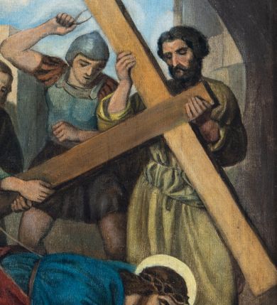 Zdjęcie nr 40: Stacje drogi krzyżowej w kształcie stojących prostokątów zamkniętych od góry łukiem trójlistnym ściętym, ujęte w ozdobne neogotyckie ramy o dekoracji architektonicznej. Pole obrazowe flankowane wąskimi kolumienkami o skręconych trzonach i akantowych kapitelach dźwigających wysokie imposty dekorowane płyciną w kształcie prostokąta zamkniętego ostrołukiem. Powyżej profilowany gzyms i wieżyczki dekorowane krenelażem. W osi ramy profilowany gzyms wyniesiony w kształt ostrołuku, dekorowany żabkami i zwieńczony złoconym krzyżem o trójlistnie zakończonych ramionach. W polu numer stacji zapisany złoconymi cyframi rzymskimi. Kompozycje malowane na płótnie, wieloosobowe umieszczone na tle pejzażu lub architektury. Kolorystyka ciemna, stonowana.