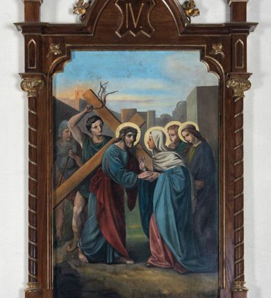 Zdjęcie nr 43: Stacje drogi krzyżowej w kształcie stojących prostokątów zamkniętych od góry łukiem trójlistnym ściętym, ujęte w ozdobne neogotyckie ramy o dekoracji architektonicznej. Pole obrazowe flankowane wąskimi kolumienkami o skręconych trzonach i akantowych kapitelach dźwigających wysokie imposty dekorowane płyciną w kształcie prostokąta zamkniętego ostrołukiem. Powyżej profilowany gzyms i wieżyczki dekorowane krenelażem. W osi ramy profilowany gzyms wyniesiony w kształt ostrołuku, dekorowany żabkami i zwieńczony złoconym krzyżem o trójlistnie zakończonych ramionach. W polu numer stacji zapisany złoconymi cyframi rzymskimi. Kompozycje malowane na płótnie, wieloosobowe umieszczone na tle pejzażu lub architektury. Kolorystyka ciemna, stonowana.