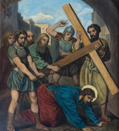 Zdjęcie nr 48: Stacje drogi krzyżowej w kształcie stojących prostokątów zamkniętych od góry łukiem trójlistnym ściętym, ujęte w ozdobne neogotyckie ramy o dekoracji architektonicznej. Pole obrazowe flankowane wąskimi kolumienkami o skręconych trzonach i akantowych kapitelach dźwigających wysokie imposty dekorowane płyciną w kształcie prostokąta zamkniętego ostrołukiem. Powyżej profilowany gzyms i wieżyczki dekorowane krenelażem. W osi ramy profilowany gzyms wyniesiony w kształt ostrołuku, dekorowany żabkami i zwieńczony złoconym krzyżem o trójlistnie zakończonych ramionach. W polu numer stacji zapisany złoconymi cyframi rzymskimi. Kompozycje malowane na płótnie, wieloosobowe umieszczone na tle pejzażu lub architektury. Kolorystyka ciemna, stonowana.