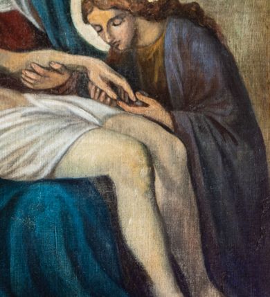 Zdjęcie nr 62: Stacje drogi krzyżowej w kształcie stojących prostokątów zamkniętych od góry łukiem trójlistnym ściętym, ujęte w ozdobne neogotyckie ramy o dekoracji architektonicznej. Pole obrazowe flankowane wąskimi kolumienkami o skręconych trzonach i akantowych kapitelach dźwigających wysokie imposty dekorowane płyciną w kształcie prostokąta zamkniętego ostrołukiem. Powyżej profilowany gzyms i wieżyczki dekorowane krenelażem. W osi ramy profilowany gzyms wyniesiony w kształt ostrołuku, dekorowany żabkami i zwieńczony złoconym krzyżem o trójlistnie zakończonych ramionach. W polu numer stacji zapisany złoconymi cyframi rzymskimi. Kompozycje malowane na płótnie, wieloosobowe umieszczone na tle pejzażu lub architektury. Kolorystyka ciemna, stonowana.