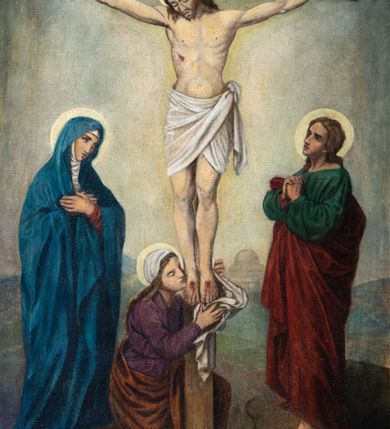 Zdjęcie nr 53: Stacje drogi krzyżowej w kształcie stojących prostokątów zamkniętych od góry łukiem trójlistnym ściętym, ujęte w ozdobne neogotyckie ramy o dekoracji architektonicznej. Pole obrazowe flankowane wąskimi kolumienkami o skręconych trzonach i akantowych kapitelach dźwigających wysokie imposty dekorowane płyciną w kształcie prostokąta zamkniętego ostrołukiem. Powyżej profilowany gzyms i wieżyczki dekorowane krenelażem. W osi ramy profilowany gzyms wyniesiony w kształt ostrołuku, dekorowany żabkami i zwieńczony złoconym krzyżem o trójlistnie zakończonych ramionach. W polu numer stacji zapisany złoconymi cyframi rzymskimi. Kompozycje malowane na płótnie, wieloosobowe umieszczone na tle pejzażu lub architektury. Kolorystyka ciemna, stonowana.