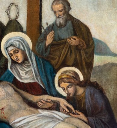 Zdjęcie nr 54: Stacje drogi krzyżowej w kształcie stojących prostokątów zamkniętych od góry łukiem trójlistnym ściętym, ujęte w ozdobne neogotyckie ramy o dekoracji architektonicznej. Pole obrazowe flankowane wąskimi kolumienkami o skręconych trzonach i akantowych kapitelach dźwigających wysokie imposty dekorowane płyciną w kształcie prostokąta zamkniętego ostrołukiem. Powyżej profilowany gzyms i wieżyczki dekorowane krenelażem. W osi ramy profilowany gzyms wyniesiony w kształt ostrołuku, dekorowany żabkami i zwieńczony złoconym krzyżem o trójlistnie zakończonych ramionach. W polu numer stacji zapisany złoconymi cyframi rzymskimi. Kompozycje malowane na płótnie, wieloosobowe umieszczone na tle pejzażu lub architektury. Kolorystyka ciemna, stonowana.