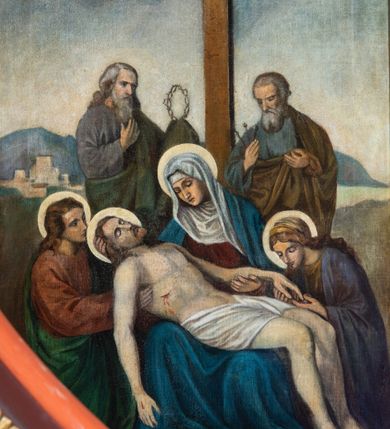 Zdjęcie nr 55: Stacje drogi krzyżowej w kształcie stojących prostokątów zamkniętych od góry łukiem trójlistnym ściętym, ujęte w ozdobne neogotyckie ramy o dekoracji architektonicznej. Pole obrazowe flankowane wąskimi kolumienkami o skręconych trzonach i akantowych kapitelach dźwigających wysokie imposty dekorowane płyciną w kształcie prostokąta zamkniętego ostrołukiem. Powyżej profilowany gzyms i wieżyczki dekorowane krenelażem. W osi ramy profilowany gzyms wyniesiony w kształt ostrołuku, dekorowany żabkami i zwieńczony złoconym krzyżem o trójlistnie zakończonych ramionach. W polu numer stacji zapisany złoconymi cyframi rzymskimi. Kompozycje malowane na płótnie, wieloosobowe umieszczone na tle pejzażu lub architektury. Kolorystyka ciemna, stonowana.