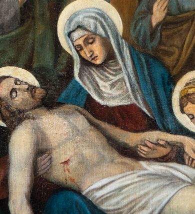 Zdjęcie nr 57: Stacje drogi krzyżowej w kształcie stojących prostokątów zamkniętych od góry łukiem trójlistnym ściętym, ujęte w ozdobne neogotyckie ramy o dekoracji architektonicznej. Pole obrazowe flankowane wąskimi kolumienkami o skręconych trzonach i akantowych kapitelach dźwigających wysokie imposty dekorowane płyciną w kształcie prostokąta zamkniętego ostrołukiem. Powyżej profilowany gzyms i wieżyczki dekorowane krenelażem. W osi ramy profilowany gzyms wyniesiony w kształt ostrołuku, dekorowany żabkami i zwieńczony złoconym krzyżem o trójlistnie zakończonych ramionach. W polu numer stacji zapisany złoconymi cyframi rzymskimi. Kompozycje malowane na płótnie, wieloosobowe umieszczone na tle pejzażu lub architektury. Kolorystyka ciemna, stonowana.