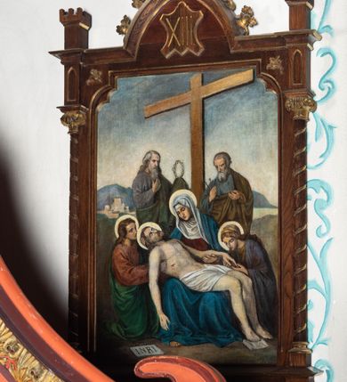 Zdjęcie nr 61: Stacje drogi krzyżowej w kształcie stojących prostokątów zamkniętych od góry łukiem trójlistnym ściętym, ujęte w ozdobne neogotyckie ramy o dekoracji architektonicznej. Pole obrazowe flankowane wąskimi kolumienkami o skręconych trzonach i akantowych kapitelach dźwigających wysokie imposty dekorowane płyciną w kształcie prostokąta zamkniętego ostrołukiem. Powyżej profilowany gzyms i wieżyczki dekorowane krenelażem. W osi ramy profilowany gzyms wyniesiony w kształt ostrołuku, dekorowany żabkami i zwieńczony złoconym krzyżem o trójlistnie zakończonych ramionach. W polu numer stacji zapisany złoconymi cyframi rzymskimi. Kompozycje malowane na płótnie, wieloosobowe umieszczone na tle pejzażu lub architektury. Kolorystyka ciemna, stonowana.