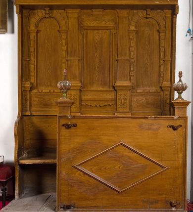 Zdjęcie nr 2: Dwa segmenty stalli jednorzędowych, trzysiedziskowych, każdy na rzucie wydłużonego prostokąta. Przedpiersie z pulpitem o szerokości mniejszej niż szerokość segmentu (obejmuje jedynie dwa siedziska), ozdobione pojedynczym motywem geometrycznym w formie dużego, usytuowanego na środku rombu. Na dwóch skrajnych zapleckach prostokątne płyciny zamknięte półkoliście i obwiedzione rustyką; środkowym zaplecku prostokątna płycina w profilowanej ramie z uszakami zwieńczonej dekoracją ornamentalną. Poszczególne zaplecki rozdzielone zwężającymi się ku górze pilastrami ustawionymi na cokołach zdobionych ornamentem okuciowym. Oba segmenty stalli zwieńczone gzymsem wspartym na konsolach.