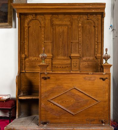 Zdjęcie nr 1: Dwa segmenty stalli jednorzędowych, trzysiedziskowych, każdy na rzucie wydłużonego prostokąta. Przedpiersie z pulpitem o szerokości mniejszej niż szerokość segmentu (obejmuje jedynie dwa siedziska), ozdobione pojedynczym motywem geometrycznym w formie dużego, usytuowanego na środku rombu. Na dwóch skrajnych zapleckach prostokątne płyciny zamknięte półkoliście i obwiedzione rustyką; środkowym zaplecku prostokątna płycina w profilowanej ramie z uszakami zwieńczonej dekoracją ornamentalną. Poszczególne zaplecki rozdzielone zwężającymi się ku górze pilastrami ustawionymi na cokołach zdobionych ornamentem okuciowym. Oba segmenty stalli zwieńczone gzymsem wspartym na konsolach.