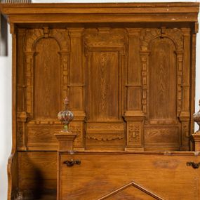 Zdjęcie nr 1: Dwa segmenty stalli jednorzędowych, trzysiedziskowych, każdy na rzucie wydłużonego prostokąta. Przedpiersie z pulpitem o szerokości mniejszej niż szerokość segmentu (obejmuje jedynie dwa siedziska), ozdobione pojedynczym motywem geometrycznym w formie dużego, usytuowanego na środku rombu. Na dwóch skrajnych zapleckach prostokątne płyciny zamknięte półkoliście i obwiedzione rustyką; środkowym zaplecku prostokątna płycina w profilowanej ramie z uszakami zwieńczonej dekoracją ornamentalną. Poszczególne zaplecki rozdzielone zwężającymi się ku górze pilastrami ustawionymi na cokołach zdobionych ornamentem okuciowym. Oba segmenty stalli zwieńczone gzymsem wspartym na konsolach.