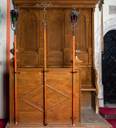 Zdjęcie nr 3: Dwa segmenty stalli jednorzędowych, trzysiedziskowych, każdy na rzucie wydłużonego prostokąta. Przedpiersie z pulpitem o szerokości mniejszej niż szerokość segmentu (obejmuje jedynie dwa siedziska), ozdobione pojedynczym motywem geometrycznym w formie dużego, usytuowanego na środku rombu. Na dwóch skrajnych zapleckach prostokątne płyciny zamknięte półkoliście i obwiedzione rustyką; środkowym zaplecku prostokątna płycina w profilowanej ramie z uszakami zwieńczonej dekoracją ornamentalną. Poszczególne zaplecki rozdzielone zwężającymi się ku górze pilastrami ustawionymi na cokołach zdobionych ornamentem okuciowym. Oba segmenty stalli zwieńczone gzymsem wspartym na konsolach.