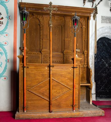 Zdjęcie nr 4: Dwa segmenty stalli jednorzędowych, trzysiedziskowych, każdy na rzucie wydłużonego prostokąta. Przedpiersie z pulpitem o szerokości mniejszej niż szerokość segmentu (obejmuje jedynie dwa siedziska), ozdobione pojedynczym motywem geometrycznym w formie dużego, usytuowanego na środku rombu. Na dwóch skrajnych zapleckach prostokątne płyciny zamknięte półkoliście i obwiedzione rustyką; środkowym zaplecku prostokątna płycina w profilowanej ramie z uszakami zwieńczonej dekoracją ornamentalną. Poszczególne zaplecki rozdzielone zwężającymi się ku górze pilastrami ustawionymi na cokołach zdobionych ornamentem okuciowym. Oba segmenty stalli zwieńczone gzymsem wspartym na konsolach.