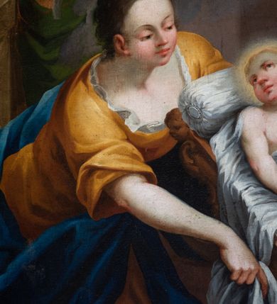 Zdjęcie nr 8: Scena narodzenia Marii ukazana we wnętrzu mieszkalnym. Na pierwszym planie, pośrodku kompozycji, w perspektywicznie ujętej kołysce o ściance tylnej na biegunie w kształcie półksiężyca i z monogramem ze splecionych liter imienia Maria leżące dziecko – Maria z główką na poduszce zwróconą nieco w prawo, z podgiętymi nóżkami, owinięta pieluszką. Po jej lewej stronie siedząca na ławie niewiasta, zwrócona w trzech czwartych ku niemowlęciu, pochyla się nad nim, lewą ręką owijając je pieluszką, prawą ręką zbliżając jej koniec do swej twarzy; w czerwonej sukni, jasnozielonej szacie wierzchniej, z beżową chustą na głowie i ramionach. Po przeciwnej stronie ukazana przyklękająca, zwrócona w trzech czwartych ku małej Marii druga kobieta, w żółtej sukni i niebieskiej szacie wierzchniej, prawą ręką podtrzymująca inny koniec pieluszki. W lewym dolnym narożu kompozycji, w prostokątnym wgłębieniu podłogi blaszana waza ze tkaniną na krawędzi, po prawej, obok kołyski, blaszany dzban. Na drugim planie, z lewej strony kompozycji kominek, obok którego stojąca kobieta rozwijająca taśmę z tkaniny, po prawej widoczny w popiersiu święty z brodą, w ciemnym nakryciu głowy, czytający księgę, za nim leżąca w łożu, w połogu, św. Anna w białej szacie, wskazując służącej na stojący obok łóżka stolik z naczyniami. Przed łożem stoi służąca w fioletowej sukni z talerzem w ręku. U góry niebo ze złocistą poświatą, z chmurkami, ponad którymi ukazana gołębica Ducha Świętego w otoczeniu aniołków z monogramem Marii. 
