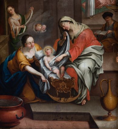 Zdjęcie nr 1: Scena narodzenia Marii ukazana we wnętrzu mieszkalnym. Na pierwszym planie, pośrodku kompozycji, w perspektywicznie ujętej kołysce o ściance tylnej na biegunie w kształcie półksiężyca i z monogramem ze splecionych liter imienia Maria leżące dziecko – Maria z główką na poduszce zwróconą nieco w prawo, z podgiętymi nóżkami, owinięta pieluszką. Po jej lewej stronie siedząca na ławie niewiasta, zwrócona w trzech czwartych ku niemowlęciu, pochyla się nad nim, lewą ręką owijając je pieluszką, prawą ręką zbliżając jej koniec do swej twarzy; w czerwonej sukni, jasnozielonej szacie wierzchniej, z beżową chustą na głowie i ramionach. Po przeciwnej stronie ukazana przyklękająca, zwrócona w trzech czwartych ku małej Marii druga kobieta, w żółtej sukni i niebieskiej szacie wierzchniej, prawą ręką podtrzymująca inny koniec pieluszki. W lewym dolnym narożu kompozycji, w prostokątnym wgłębieniu podłogi blaszana waza ze tkaniną na krawędzi, po prawej, obok kołyski, blaszany dzban. Na drugim planie, z lewej strony kompozycji kominek, obok którego stojąca kobieta rozwijająca taśmę z tkaniny, po prawej widoczny w popiersiu święty z brodą, w ciemnym nakryciu głowy, czytający księgę, za nim leżąca w łożu, w połogu, św. Anna w białej szacie, wskazując służącej na stojący obok łóżka stolik z naczyniami. Przed łożem stoi służąca w fioletowej sukni z talerzem w ręku. U góry niebo ze złocistą poświatą, z chmurkami, ponad którymi ukazana gołębica Ducha Świętego w otoczeniu aniołków z monogramem Marii. 
