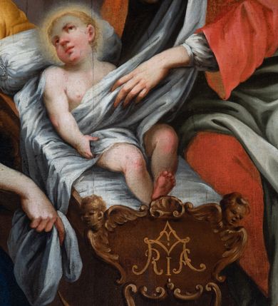 Zdjęcie nr 12: Scena narodzenia Marii ukazana we wnętrzu mieszkalnym. Na pierwszym planie, pośrodku kompozycji, w perspektywicznie ujętej kołysce o ściance tylnej na biegunie w kształcie półksiężyca i z monogramem ze splecionych liter imienia Maria leżące dziecko – Maria z główką na poduszce zwróconą nieco w prawo, z podgiętymi nóżkami, owinięta pieluszką. Po jej lewej stronie siedząca na ławie niewiasta, zwrócona w trzech czwartych ku niemowlęciu, pochyla się nad nim, lewą ręką owijając je pieluszką, prawą ręką zbliżając jej koniec do swej twarzy; w czerwonej sukni, jasnozielonej szacie wierzchniej, z beżową chustą na głowie i ramionach. Po przeciwnej stronie ukazana przyklękająca, zwrócona w trzech czwartych ku małej Marii druga kobieta, w żółtej sukni i niebieskiej szacie wierzchniej, prawą ręką podtrzymująca inny koniec pieluszki. W lewym dolnym narożu kompozycji, w prostokątnym wgłębieniu podłogi blaszana waza ze tkaniną na krawędzi, po prawej, obok kołyski, blaszany dzban. Na drugim planie, z lewej strony kompozycji kominek, obok którego stojąca kobieta rozwijająca taśmę z tkaniny, po prawej widoczny w popiersiu święty z brodą, w ciemnym nakryciu głowy, czytający księgę, za nim leżąca w łożu, w połogu, św. Anna w białej szacie, wskazując służącej na stojący obok łóżka stolik z naczyniami. Przed łożem stoi służąca w fioletowej sukni z talerzem w ręku. U góry niebo ze złocistą poświatą, z chmurkami, ponad którymi ukazana gołębica Ducha Świętego w otoczeniu aniołków z monogramem Marii. 
