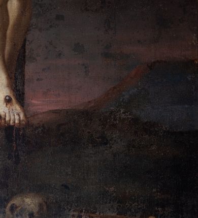 Zdjęcie nr 4: Obraz w formie stojącego prostokąta. W centrum ukazany krzyż z postacią żywego Chrystusa przybitego trzema gwoździami. Ciało w lekkim zwisie, o ramionach układających się w delikatny łuk, z głową przechyloną w prawo i uniesioną, nogi lekko ugięte w kolanach, stopy skrzyżowane w układzie prawa na lewą. Twarz ma szczupłą, o migdałowatych oczach skierowanych w górę, prostym nosie i małych ustach, okoloną krótką, ciemną brodą oraz włosami. Na głowie ma koronę cierniową. Ciało o delikatnie zarysowanej muskulaturze ramion i klatki piersiowej. Przez biodra przewiązane krótkie, białe perizonium ze skręconej tkaniny, zawiązane na prawym biodrze. Pionowa belka krzyża zakończona tabliczką z napisem „INRI”, u jej podstawy leży czaszka. Ukrzyżowanie ukazane na tle górzystego pejzażu z widoczną w oddali Jerozolimą oraz ciemnego nieba. Obraz ujęty, złoconą, profilowaną ramą.