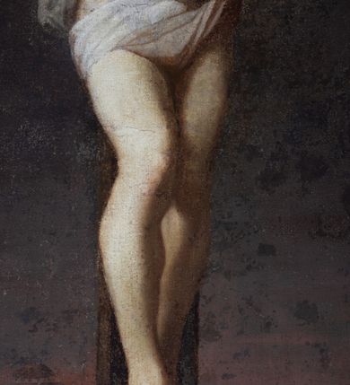 Zdjęcie nr 5: Obraz w formie stojącego prostokąta. W centrum ukazany krzyż z postacią żywego Chrystusa przybitego trzema gwoździami. Ciało w lekkim zwisie, o ramionach układających się w delikatny łuk, z głową przechyloną w prawo i uniesioną, nogi lekko ugięte w kolanach, stopy skrzyżowane w układzie prawa na lewą. Twarz ma szczupłą, o migdałowatych oczach skierowanych w górę, prostym nosie i małych ustach, okoloną krótką, ciemną brodą oraz włosami. Na głowie ma koronę cierniową. Ciało o delikatnie zarysowanej muskulaturze ramion i klatki piersiowej. Przez biodra przewiązane krótkie, białe perizonium ze skręconej tkaniny, zawiązane na prawym biodrze. Pionowa belka krzyża zakończona tabliczką z napisem „INRI”, u jej podstawy leży czaszka. Ukrzyżowanie ukazane na tle górzystego pejzażu z widoczną w oddali Jerozolimą oraz ciemnego nieba. Obraz ujęty, złoconą, profilowaną ramą.