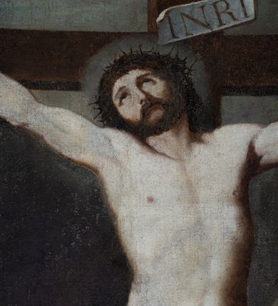 Zdjęcie nr 6: Obraz w formie stojącego prostokąta. W centrum ukazany krzyż z postacią żywego Chrystusa przybitego trzema gwoździami. Ciało w lekkim zwisie, o ramionach układających się w delikatny łuk, z głową przechyloną w prawo i uniesioną, nogi lekko ugięte w kolanach, stopy skrzyżowane w układzie prawa na lewą. Twarz ma szczupłą, o migdałowatych oczach skierowanych w górę, prostym nosie i małych ustach, okoloną krótką, ciemną brodą oraz włosami. Na głowie ma koronę cierniową. Ciało o delikatnie zarysowanej muskulaturze ramion i klatki piersiowej. Przez biodra przewiązane krótkie, białe perizonium ze skręconej tkaniny, zawiązane na prawym biodrze. Pionowa belka krzyża zakończona tabliczką z napisem „INRI”, u jej podstawy leży czaszka. Ukrzyżowanie ukazane na tle górzystego pejzażu z widoczną w oddali Jerozolimą oraz ciemnego nieba. Obraz ujęty, złoconą, profilowaną ramą.