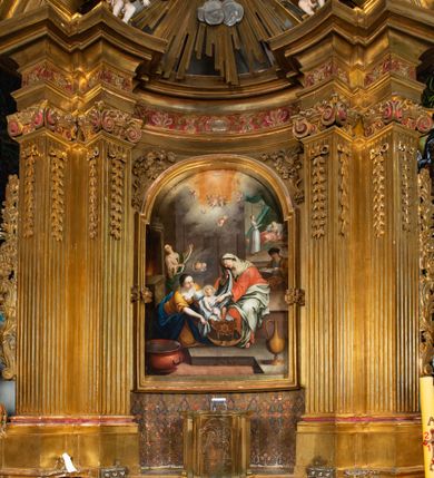 Zdjęcie nr 1: Nastawa architektoniczna, jednokondygnacyjna z glorią, jednoosiowa z bramkami, ustawiona na dwustrefowym cokole, na planie półowalu. Ołtarz kamienny, prostopadłościenny, z wcięciami na bocznych ściankach, zakończony profilowanym gzymsem; mensa kamienna. Na ściance frontowej namalowana scena Ostatniej Wieczerzy. Na ołtarzu ustawione drewniane tabernakulum obite blachą, w formie prostopadłościanu o wypukłych bokach, w narożach ujętego pilastrami o kanelowanych trzonach, dźwigającymi profilowany gzyms. Drzwiczki dwuskrzydłowe, w formie stojącego prostokąta zamkniętego łukiem półkolistym nadwieszonym, ujęty ramą z przedstawieniem baranka stojącego na ołtarzu, z którego piersi wypływa krew do kielicha; w górnej części monogram IHS. Nastawa ujęta dwiema parami filarów ustawionych pod kątem, o kanelowanych trzonach, dekorowanych kampanulami, podtrzymujących pełne belkowanie wyłamane na ich osi, z silnie wysuniętym gzymsem. Fryz zdobiony ornamentem roślinnym, w jego centrum kartusz z napisem „SANCTVS”. Na belkowaniu fragmenty zdwojonego, półkolistego przyczółka, z siedzącymi puttami. Pole główne wypełnione wnęką w formie stojącego prostokąta zamkniętego łukiem półkolistym nadwieszonym, ujęta profilowaną ramą, z obrazem Narodzenia Najświętszej Marii Panny. W przyłuczach dekoracja roślinna. Nastawa flankowana uszami utworzonymi z karbowanej wstęgi i ornamentu roślinnego. W miejscu zwieńczenia gołębica Ducha Świętego w otoku z obłoków i uskrzydlonych główek anielskich, w glorii promienistej. Bramki z drzwiczkami w formie stojącego prostokąta o wklęsłych górnych narożach ze ślimacznicami, ujęte grubą opaską, zwieńczone kluczem z herbem Uniwersytetu Jagiellońskiego oraz fragmentem profilowanego gzymsu, który stanowi podstawę dla figur św. Anny i św. Joachima. Herb lewej bramki z syglami „M[atthaeus] F[ranciscus]  K[alewski] / D[ecanus] S[antae] A[nnae] / C[uratus] Z[elenensis]”, herb prawej bramki z inskrypcją „A[NNO] D[OMINI] / 17/28”. Struktura w całości złocona, detale glorii srebrzone. Na odwrocie nastawy inskrypcja: „ODNOWIONO OŁTARZ ZA STARANIEM / KS(IĘDZA) JANA MICHALIKA. R(OKU) 1902.”