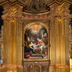 Zdjęcie nr 1: Nastawa architektoniczna, jednokondygnacyjna z glorią, jednoosiowa z bramkami, ustawiona na dwustrefowym cokole, na planie półowalu. Ołtarz kamienny, prostopadłościenny, z wcięciami na bocznych ściankach, zakończony profilowanym gzymsem; mensa kamienna. Na ściance frontowej namalowana scena Ostatniej Wieczerzy. Na ołtarzu ustawione drewniane tabernakulum obite blachą, w formie prostopadłościanu o wypukłych bokach, w narożach ujętego pilastrami o kanelowanych trzonach, dźwigającymi profilowany gzyms. Drzwiczki dwuskrzydłowe, w formie stojącego prostokąta zamkniętego łukiem półkolistym nadwieszonym, ujęty ramą z przedstawieniem baranka stojącego na ołtarzu, z którego piersi wypływa krew do kielicha; w górnej części monogram IHS. Nastawa ujęta dwiema parami filarów ustawionych pod kątem, o kanelowanych trzonach, dekorowanych kampanulami, podtrzymujących pełne belkowanie wyłamane na ich osi, z silnie wysuniętym gzymsem. Fryz zdobiony ornamentem roślinnym, w jego centrum kartusz z napisem „SANCTVS”. Na belkowaniu fragmenty zdwojonego, półkolistego przyczółka, z siedzącymi puttami. Pole główne wypełnione wnęką w formie stojącego prostokąta zamkniętego łukiem półkolistym nadwieszonym, ujęta profilowaną ramą, z obrazem Narodzenia Najświętszej Marii Panny. W przyłuczach dekoracja roślinna. Nastawa flankowana uszami utworzonymi z karbowanej wstęgi i ornamentu roślinnego. W miejscu zwieńczenia gołębica Ducha Świętego w otoku z obłoków i uskrzydlonych główek anielskich, w glorii promienistej. Bramki z drzwiczkami w formie stojącego prostokąta o wklęsłych górnych narożach ze ślimacznicami, ujęte grubą opaską, zwieńczone kluczem z herbem Uniwersytetu Jagiellońskiego oraz fragmentem profilowanego gzymsu, który stanowi podstawę dla figur św. Anny i św. Joachima. Herb lewej bramki z syglami „M[atthaeus] F[ranciscus]  K[alewski] / D[ecanus] S[antae] A[nnae] / C[uratus] Z[elenensis]”, herb prawej bramki z inskrypcją „A[NNO] D[OMINI] / 17/28”. Struktura w całości złocona, detale glorii srebrzone. Na odwrocie nastawy inskrypcja: „ODNOWIONO OŁTARZ ZA STARANIEM / KS(IĘDZA) JANA MICHALIKA. R(OKU) 1902.”