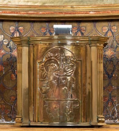 Zdjęcie nr 33: Nastawa architektoniczna, jednokondygnacyjna z glorią, jednoosiowa z bramkami, ustawiona na dwustrefowym cokole, na planie półowalu. Ołtarz kamienny, prostopadłościenny, z wcięciami na bocznych ściankach, zakończony profilowanym gzymsem; mensa kamienna. Na ściance frontowej namalowana scena Ostatniej Wieczerzy. Na ołtarzu ustawione drewniane tabernakulum obite blachą, w formie prostopadłościanu o wypukłych bokach, w narożach ujętego pilastrami o kanelowanych trzonach, dźwigającymi profilowany gzyms. Drzwiczki dwuskrzydłowe, w formie stojącego prostokąta zamkniętego łukiem półkolistym nadwieszonym, ujęty ramą z przedstawieniem baranka stojącego na ołtarzu, z którego piersi wypływa krew do kielicha; w górnej części monogram IHS. Nastawa ujęta dwiema parami filarów ustawionych pod kątem, o kanelowanych trzonach, dekorowanych kampanulami, podtrzymujących pełne belkowanie wyłamane na ich osi, z silnie wysuniętym gzymsem. Fryz zdobiony ornamentem roślinnym, w jego centrum kartusz z napisem „SANCTVS”. Na belkowaniu fragmenty zdwojonego, półkolistego przyczółka, z siedzącymi puttami. Pole główne wypełnione wnęką w formie stojącego prostokąta zamkniętego łukiem półkolistym nadwieszonym, ujęta profilowaną ramą, z obrazem Narodzenia Najświętszej Marii Panny. W przyłuczach dekoracja roślinna. Nastawa flankowana uszami utworzonymi z karbowanej wstęgi i ornamentu roślinnego. W miejscu zwieńczenia gołębica Ducha Świętego w otoku z obłoków i uskrzydlonych główek anielskich, w glorii promienistej. Bramki z drzwiczkami w formie stojącego prostokąta o wklęsłych górnych narożach ze ślimacznicami, ujęte grubą opaską, zwieńczone kluczem z herbem Uniwersytetu Jagiellońskiego oraz fragmentem profilowanego gzymsu, który stanowi podstawę dla figur św. Anny i św. Joachima. Herb lewej bramki z syglami „M[atthaeus] F[ranciscus]  K[alewski] / D[ecanus] S[antae] A[nnae] / C[uratus] Z[elenensis]”, herb prawej bramki z inskrypcją „A[NNO] D[OMINI] / 17/28”. Struktura w całości złocona, detale glorii srebrzone. Na odwrocie nastawy inskrypcja: „ODNOWIONO OŁTARZ ZA STARANIEM / KS(IĘDZA) JANA MICHALIKA. R(OKU) 1902.”