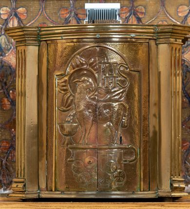 Zdjęcie nr 44: Nastawa architektoniczna, jednokondygnacyjna z glorią, jednoosiowa z bramkami, ustawiona na dwustrefowym cokole, na planie półowalu. Ołtarz kamienny, prostopadłościenny, z wcięciami na bocznych ściankach, zakończony profilowanym gzymsem; mensa kamienna. Na ściance frontowej namalowana scena Ostatniej Wieczerzy. Na ołtarzu ustawione drewniane tabernakulum obite blachą, w formie prostopadłościanu o wypukłych bokach, w narożach ujętego pilastrami o kanelowanych trzonach, dźwigającymi profilowany gzyms. Drzwiczki dwuskrzydłowe, w formie stojącego prostokąta zamkniętego łukiem półkolistym nadwieszonym, ujęty ramą z przedstawieniem baranka stojącego na ołtarzu, z którego piersi wypływa krew do kielicha; w górnej części monogram IHS. Nastawa ujęta dwiema parami filarów ustawionych pod kątem, o kanelowanych trzonach, dekorowanych kampanulami, podtrzymujących pełne belkowanie wyłamane na ich osi, z silnie wysuniętym gzymsem. Fryz zdobiony ornamentem roślinnym, w jego centrum kartusz z napisem „SANCTVS”. Na belkowaniu fragmenty zdwojonego, półkolistego przyczółka, z siedzącymi puttami. Pole główne wypełnione wnęką w formie stojącego prostokąta zamkniętego łukiem półkolistym nadwieszonym, ujęta profilowaną ramą, z obrazem Narodzenia Najświętszej Marii Panny. W przyłuczach dekoracja roślinna. Nastawa flankowana uszami utworzonymi z karbowanej wstęgi i ornamentu roślinnego. W miejscu zwieńczenia gołębica Ducha Świętego w otoku z obłoków i uskrzydlonych główek anielskich, w glorii promienistej. Bramki z drzwiczkami w formie stojącego prostokąta o wklęsłych górnych narożach ze ślimacznicami, ujęte grubą opaską, zwieńczone kluczem z herbem Uniwersytetu Jagiellońskiego oraz fragmentem profilowanego gzymsu, który stanowi podstawę dla figur św. Anny i św. Joachima. Herb lewej bramki z syglami „M[atthaeus] F[ranciscus]  K[alewski] / D[ecanus] S[antae] A[nnae] / C[uratus] Z[elenensis]”, herb prawej bramki z inskrypcją „A[NNO] D[OMINI] / 17/28”. Struktura w całości złocona, detale glorii srebrzone. Na odwrocie nastawy inskrypcja: „ODNOWIONO OŁTARZ ZA STARANIEM / KS(IĘDZA) JANA MICHALIKA. R(OKU) 1902.”
