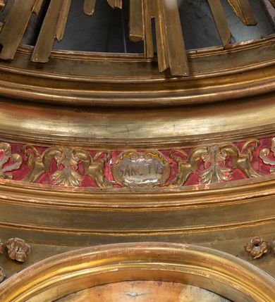 Zdjęcie nr 3: Nastawa architektoniczna, jednokondygnacyjna z glorią, jednoosiowa z bramkami, ustawiona na dwustrefowym cokole, na planie półowalu. Ołtarz kamienny, prostopadłościenny, z wcięciami na bocznych ściankach, zakończony profilowanym gzymsem; mensa kamienna. Na ściance frontowej namalowana scena Ostatniej Wieczerzy. Na ołtarzu ustawione drewniane tabernakulum obite blachą, w formie prostopadłościanu o wypukłych bokach, w narożach ujętego pilastrami o kanelowanych trzonach, dźwigającymi profilowany gzyms. Drzwiczki dwuskrzydłowe, w formie stojącego prostokąta zamkniętego łukiem półkolistym nadwieszonym, ujęty ramą z przedstawieniem baranka stojącego na ołtarzu, z którego piersi wypływa krew do kielicha; w górnej części monogram IHS. Nastawa ujęta dwiema parami filarów ustawionych pod kątem, o kanelowanych trzonach, dekorowanych kampanulami, podtrzymujących pełne belkowanie wyłamane na ich osi, z silnie wysuniętym gzymsem. Fryz zdobiony ornamentem roślinnym, w jego centrum kartusz z napisem „SANCTVS”. Na belkowaniu fragmenty zdwojonego, półkolistego przyczółka, z siedzącymi puttami. Pole główne wypełnione wnęką w formie stojącego prostokąta zamkniętego łukiem półkolistym nadwieszonym, ujęta profilowaną ramą, z obrazem Narodzenia Najświętszej Marii Panny. W przyłuczach dekoracja roślinna. Nastawa flankowana uszami utworzonymi z karbowanej wstęgi i ornamentu roślinnego. W miejscu zwieńczenia gołębica Ducha Świętego w otoku z obłoków i uskrzydlonych główek anielskich, w glorii promienistej. Bramki z drzwiczkami w formie stojącego prostokąta o wklęsłych górnych narożach ze ślimacznicami, ujęte grubą opaską, zwieńczone kluczem z herbem Uniwersytetu Jagiellońskiego oraz fragmentem profilowanego gzymsu, który stanowi podstawę dla figur św. Anny i św. Joachima. Herb lewej bramki z syglami „M[atthaeus] F[ranciscus]  K[alewski] / D[ecanus] S[antae] A[nnae] / C[uratus] Z[elenensis]”, herb prawej bramki z inskrypcją „A[NNO] D[OMINI] / 17/28”. Struktura w całości złocona, detale glorii srebrzone. Na odwrocie nastawy inskrypcja: „ODNOWIONO OŁTARZ ZA STARANIEM / KS(IĘDZA) JANA MICHALIKA. R(OKU) 1902.”