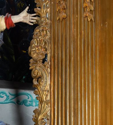 Zdjęcie nr 4: Nastawa architektoniczna, jednokondygnacyjna z glorią, jednoosiowa z bramkami, ustawiona na dwustrefowym cokole, na planie półowalu. Ołtarz kamienny, prostopadłościenny, z wcięciami na bocznych ściankach, zakończony profilowanym gzymsem; mensa kamienna. Na ściance frontowej namalowana scena Ostatniej Wieczerzy. Na ołtarzu ustawione drewniane tabernakulum obite blachą, w formie prostopadłościanu o wypukłych bokach, w narożach ujętego pilastrami o kanelowanych trzonach, dźwigającymi profilowany gzyms. Drzwiczki dwuskrzydłowe, w formie stojącego prostokąta zamkniętego łukiem półkolistym nadwieszonym, ujęty ramą z przedstawieniem baranka stojącego na ołtarzu, z którego piersi wypływa krew do kielicha; w górnej części monogram IHS. Nastawa ujęta dwiema parami filarów ustawionych pod kątem, o kanelowanych trzonach, dekorowanych kampanulami, podtrzymujących pełne belkowanie wyłamane na ich osi, z silnie wysuniętym gzymsem. Fryz zdobiony ornamentem roślinnym, w jego centrum kartusz z napisem „SANCTVS”. Na belkowaniu fragmenty zdwojonego, półkolistego przyczółka, z siedzącymi puttami. Pole główne wypełnione wnęką w formie stojącego prostokąta zamkniętego łukiem półkolistym nadwieszonym, ujęta profilowaną ramą, z obrazem Narodzenia Najświętszej Marii Panny. W przyłuczach dekoracja roślinna. Nastawa flankowana uszami utworzonymi z karbowanej wstęgi i ornamentu roślinnego. W miejscu zwieńczenia gołębica Ducha Świętego w otoku z obłoków i uskrzydlonych główek anielskich, w glorii promienistej. Bramki z drzwiczkami w formie stojącego prostokąta o wklęsłych górnych narożach ze ślimacznicami, ujęte grubą opaską, zwieńczone kluczem z herbem Uniwersytetu Jagiellońskiego oraz fragmentem profilowanego gzymsu, który stanowi podstawę dla figur św. Anny i św. Joachima. Herb lewej bramki z syglami „M[atthaeus] F[ranciscus]  K[alewski] / D[ecanus] S[antae] A[nnae] / C[uratus] Z[elenensis]”, herb prawej bramki z inskrypcją „A[NNO] D[OMINI] / 17/28”. Struktura w całości złocona, detale glorii srebrzone. Na odwrocie nastawy inskrypcja: „ODNOWIONO OŁTARZ ZA STARANIEM / KS(IĘDZA) JANA MICHALIKA. R(OKU) 1902.”