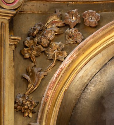 Zdjęcie nr 5: Nastawa architektoniczna, jednokondygnacyjna z glorią, jednoosiowa z bramkami, ustawiona na dwustrefowym cokole, na planie półowalu. Ołtarz kamienny, prostopadłościenny, z wcięciami na bocznych ściankach, zakończony profilowanym gzymsem; mensa kamienna. Na ściance frontowej namalowana scena Ostatniej Wieczerzy. Na ołtarzu ustawione drewniane tabernakulum obite blachą, w formie prostopadłościanu o wypukłych bokach, w narożach ujętego pilastrami o kanelowanych trzonach, dźwigającymi profilowany gzyms. Drzwiczki dwuskrzydłowe, w formie stojącego prostokąta zamkniętego łukiem półkolistym nadwieszonym, ujęty ramą z przedstawieniem baranka stojącego na ołtarzu, z którego piersi wypływa krew do kielicha; w górnej części monogram IHS. Nastawa ujęta dwiema parami filarów ustawionych pod kątem, o kanelowanych trzonach, dekorowanych kampanulami, podtrzymujących pełne belkowanie wyłamane na ich osi, z silnie wysuniętym gzymsem. Fryz zdobiony ornamentem roślinnym, w jego centrum kartusz z napisem „SANCTVS”. Na belkowaniu fragmenty zdwojonego, półkolistego przyczółka, z siedzącymi puttami. Pole główne wypełnione wnęką w formie stojącego prostokąta zamkniętego łukiem półkolistym nadwieszonym, ujęta profilowaną ramą, z obrazem Narodzenia Najświętszej Marii Panny. W przyłuczach dekoracja roślinna. Nastawa flankowana uszami utworzonymi z karbowanej wstęgi i ornamentu roślinnego. W miejscu zwieńczenia gołębica Ducha Świętego w otoku z obłoków i uskrzydlonych główek anielskich, w glorii promienistej. Bramki z drzwiczkami w formie stojącego prostokąta o wklęsłych górnych narożach ze ślimacznicami, ujęte grubą opaską, zwieńczone kluczem z herbem Uniwersytetu Jagiellońskiego oraz fragmentem profilowanego gzymsu, który stanowi podstawę dla figur św. Anny i św. Joachima. Herb lewej bramki z syglami „M[atthaeus] F[ranciscus]  K[alewski] / D[ecanus] S[antae] A[nnae] / C[uratus] Z[elenensis]”, herb prawej bramki z inskrypcją „A[NNO] D[OMINI] / 17/28”. Struktura w całości złocona, detale glorii srebrzone. Na odwrocie nastawy inskrypcja: „ODNOWIONO OŁTARZ ZA STARANIEM / KS(IĘDZA) JANA MICHALIKA. R(OKU) 1902.”