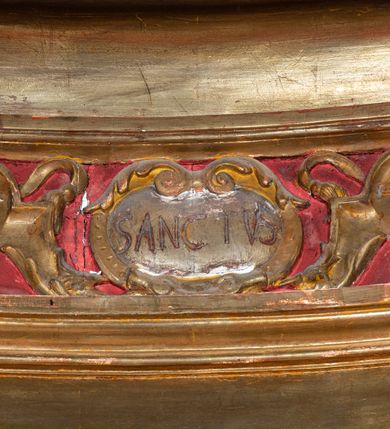 Zdjęcie nr 7: Nastawa architektoniczna, jednokondygnacyjna z glorią, jednoosiowa z bramkami, ustawiona na dwustrefowym cokole, na planie półowalu. Ołtarz kamienny, prostopadłościenny, z wcięciami na bocznych ściankach, zakończony profilowanym gzymsem; mensa kamienna. Na ściance frontowej namalowana scena Ostatniej Wieczerzy. Na ołtarzu ustawione drewniane tabernakulum obite blachą, w formie prostopadłościanu o wypukłych bokach, w narożach ujętego pilastrami o kanelowanych trzonach, dźwigającymi profilowany gzyms. Drzwiczki dwuskrzydłowe, w formie stojącego prostokąta zamkniętego łukiem półkolistym nadwieszonym, ujęty ramą z przedstawieniem baranka stojącego na ołtarzu, z którego piersi wypływa krew do kielicha; w górnej części monogram IHS. Nastawa ujęta dwiema parami filarów ustawionych pod kątem, o kanelowanych trzonach, dekorowanych kampanulami, podtrzymujących pełne belkowanie wyłamane na ich osi, z silnie wysuniętym gzymsem. Fryz zdobiony ornamentem roślinnym, w jego centrum kartusz z napisem „SANCTVS”. Na belkowaniu fragmenty zdwojonego, półkolistego przyczółka, z siedzącymi puttami. Pole główne wypełnione wnęką w formie stojącego prostokąta zamkniętego łukiem półkolistym nadwieszonym, ujęta profilowaną ramą, z obrazem Narodzenia Najświętszej Marii Panny. W przyłuczach dekoracja roślinna. Nastawa flankowana uszami utworzonymi z karbowanej wstęgi i ornamentu roślinnego. W miejscu zwieńczenia gołębica Ducha Świętego w otoku z obłoków i uskrzydlonych główek anielskich, w glorii promienistej. Bramki z drzwiczkami w formie stojącego prostokąta o wklęsłych górnych narożach ze ślimacznicami, ujęte grubą opaską, zwieńczone kluczem z herbem Uniwersytetu Jagiellońskiego oraz fragmentem profilowanego gzymsu, który stanowi podstawę dla figur św. Anny i św. Joachima. Herb lewej bramki z syglami „M[atthaeus] F[ranciscus]  K[alewski] / D[ecanus] S[antae] A[nnae] / C[uratus] Z[elenensis]”, herb prawej bramki z inskrypcją „A[NNO] D[OMINI] / 17/28”. Struktura w całości złocona, detale glorii srebrzone. Na odwrocie nastawy inskrypcja: „ODNOWIONO OŁTARZ ZA STARANIEM / KS(IĘDZA) JANA MICHALIKA. R(OKU) 1902.”