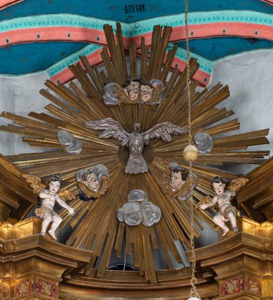 Zdjęcie nr 8: Nastawa architektoniczna, jednokondygnacyjna z glorią, jednoosiowa z bramkami, ustawiona na dwustrefowym cokole, na planie półowalu. Ołtarz kamienny, prostopadłościenny, z wcięciami na bocznych ściankach, zakończony profilowanym gzymsem; mensa kamienna. Na ściance frontowej namalowana scena Ostatniej Wieczerzy. Na ołtarzu ustawione drewniane tabernakulum obite blachą, w formie prostopadłościanu o wypukłych bokach, w narożach ujętego pilastrami o kanelowanych trzonach, dźwigającymi profilowany gzyms. Drzwiczki dwuskrzydłowe, w formie stojącego prostokąta zamkniętego łukiem półkolistym nadwieszonym, ujęty ramą z przedstawieniem baranka stojącego na ołtarzu, z którego piersi wypływa krew do kielicha; w górnej części monogram IHS. Nastawa ujęta dwiema parami filarów ustawionych pod kątem, o kanelowanych trzonach, dekorowanych kampanulami, podtrzymujących pełne belkowanie wyłamane na ich osi, z silnie wysuniętym gzymsem. Fryz zdobiony ornamentem roślinnym, w jego centrum kartusz z napisem „SANCTVS”. Na belkowaniu fragmenty zdwojonego, półkolistego przyczółka, z siedzącymi puttami. Pole główne wypełnione wnęką w formie stojącego prostokąta zamkniętego łukiem półkolistym nadwieszonym, ujęta profilowaną ramą, z obrazem Narodzenia Najświętszej Marii Panny. W przyłuczach dekoracja roślinna. Nastawa flankowana uszami utworzonymi z karbowanej wstęgi i ornamentu roślinnego. W miejscu zwieńczenia gołębica Ducha Świętego w otoku z obłoków i uskrzydlonych główek anielskich, w glorii promienistej. Bramki z drzwiczkami w formie stojącego prostokąta o wklęsłych górnych narożach ze ślimacznicami, ujęte grubą opaską, zwieńczone kluczem z herbem Uniwersytetu Jagiellońskiego oraz fragmentem profilowanego gzymsu, który stanowi podstawę dla figur św. Anny i św. Joachima. Herb lewej bramki z syglami „M[atthaeus] F[ranciscus]  K[alewski] / D[ecanus] S[antae] A[nnae] / C[uratus] Z[elenensis]”, herb prawej bramki z inskrypcją „A[NNO] D[OMINI] / 17/28”. Struktura w całości złocona, detale glorii srebrzone. Na odwrocie nastawy inskrypcja: „ODNOWIONO OŁTARZ ZA STARANIEM / KS(IĘDZA) JANA MICHALIKA. R(OKU) 1902.”