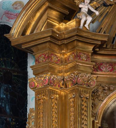 Zdjęcie nr 9: Nastawa architektoniczna, jednokondygnacyjna z glorią, jednoosiowa z bramkami, ustawiona na dwustrefowym cokole, na planie półowalu. Ołtarz kamienny, prostopadłościenny, z wcięciami na bocznych ściankach, zakończony profilowanym gzymsem; mensa kamienna. Na ściance frontowej namalowana scena Ostatniej Wieczerzy. Na ołtarzu ustawione drewniane tabernakulum obite blachą, w formie prostopadłościanu o wypukłych bokach, w narożach ujętego pilastrami o kanelowanych trzonach, dźwigającymi profilowany gzyms. Drzwiczki dwuskrzydłowe, w formie stojącego prostokąta zamkniętego łukiem półkolistym nadwieszonym, ujęty ramą z przedstawieniem baranka stojącego na ołtarzu, z którego piersi wypływa krew do kielicha; w górnej części monogram IHS. Nastawa ujęta dwiema parami filarów ustawionych pod kątem, o kanelowanych trzonach, dekorowanych kampanulami, podtrzymujących pełne belkowanie wyłamane na ich osi, z silnie wysuniętym gzymsem. Fryz zdobiony ornamentem roślinnym, w jego centrum kartusz z napisem „SANCTVS”. Na belkowaniu fragmenty zdwojonego, półkolistego przyczółka, z siedzącymi puttami. Pole główne wypełnione wnęką w formie stojącego prostokąta zamkniętego łukiem półkolistym nadwieszonym, ujęta profilowaną ramą, z obrazem Narodzenia Najświętszej Marii Panny. W przyłuczach dekoracja roślinna. Nastawa flankowana uszami utworzonymi z karbowanej wstęgi i ornamentu roślinnego. W miejscu zwieńczenia gołębica Ducha Świętego w otoku z obłoków i uskrzydlonych główek anielskich, w glorii promienistej. Bramki z drzwiczkami w formie stojącego prostokąta o wklęsłych górnych narożach ze ślimacznicami, ujęte grubą opaską, zwieńczone kluczem z herbem Uniwersytetu Jagiellońskiego oraz fragmentem profilowanego gzymsu, który stanowi podstawę dla figur św. Anny i św. Joachima. Herb lewej bramki z syglami „M[atthaeus] F[ranciscus]  K[alewski] / D[ecanus] S[antae] A[nnae] / C[uratus] Z[elenensis]”, herb prawej bramki z inskrypcją „A[NNO] D[OMINI] / 17/28”. Struktura w całości złocona, detale glorii srebrzone. Na odwrocie nastawy inskrypcja: „ODNOWIONO OŁTARZ ZA STARANIEM / KS(IĘDZA) JANA MICHALIKA. R(OKU) 1902.”