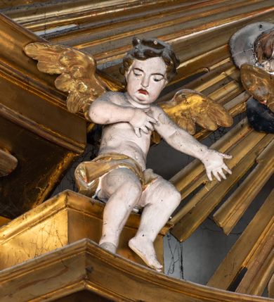 Zdjęcie nr 10: Nastawa architektoniczna, jednokondygnacyjna z glorią, jednoosiowa z bramkami, ustawiona na dwustrefowym cokole, na planie półowalu. Ołtarz kamienny, prostopadłościenny, z wcięciami na bocznych ściankach, zakończony profilowanym gzymsem; mensa kamienna. Na ściance frontowej namalowana scena Ostatniej Wieczerzy. Na ołtarzu ustawione drewniane tabernakulum obite blachą, w formie prostopadłościanu o wypukłych bokach, w narożach ujętego pilastrami o kanelowanych trzonach, dźwigającymi profilowany gzyms. Drzwiczki dwuskrzydłowe, w formie stojącego prostokąta zamkniętego łukiem półkolistym nadwieszonym, ujęty ramą z przedstawieniem baranka stojącego na ołtarzu, z którego piersi wypływa krew do kielicha; w górnej części monogram IHS. Nastawa ujęta dwiema parami filarów ustawionych pod kątem, o kanelowanych trzonach, dekorowanych kampanulami, podtrzymujących pełne belkowanie wyłamane na ich osi, z silnie wysuniętym gzymsem. Fryz zdobiony ornamentem roślinnym, w jego centrum kartusz z napisem „SANCTVS”. Na belkowaniu fragmenty zdwojonego, półkolistego przyczółka, z siedzącymi puttami. Pole główne wypełnione wnęką w formie stojącego prostokąta zamkniętego łukiem półkolistym nadwieszonym, ujęta profilowaną ramą, z obrazem Narodzenia Najświętszej Marii Panny. W przyłuczach dekoracja roślinna. Nastawa flankowana uszami utworzonymi z karbowanej wstęgi i ornamentu roślinnego. W miejscu zwieńczenia gołębica Ducha Świętego w otoku z obłoków i uskrzydlonych główek anielskich, w glorii promienistej. Bramki z drzwiczkami w formie stojącego prostokąta o wklęsłych górnych narożach ze ślimacznicami, ujęte grubą opaską, zwieńczone kluczem z herbem Uniwersytetu Jagiellońskiego oraz fragmentem profilowanego gzymsu, który stanowi podstawę dla figur św. Anny i św. Joachima. Herb lewej bramki z syglami „M[atthaeus] F[ranciscus]  K[alewski] / D[ecanus] S[antae] A[nnae] / C[uratus] Z[elenensis]”, herb prawej bramki z inskrypcją „A[NNO] D[OMINI] / 17/28”. Struktura w całości złocona, detale glorii srebrzone. Na odwrocie nastawy inskrypcja: „ODNOWIONO OŁTARZ ZA STARANIEM / KS(IĘDZA) JANA MICHALIKA. R(OKU) 1902.”