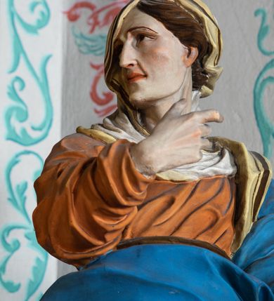 Zdjęcie nr 11: Nastawa architektoniczna, jednokondygnacyjna z glorią, jednoosiowa z bramkami, ustawiona na dwustrefowym cokole, na planie półowalu. Ołtarz kamienny, prostopadłościenny, z wcięciami na bocznych ściankach, zakończony profilowanym gzymsem; mensa kamienna. Na ściance frontowej namalowana scena Ostatniej Wieczerzy. Na ołtarzu ustawione drewniane tabernakulum obite blachą, w formie prostopadłościanu o wypukłych bokach, w narożach ujętego pilastrami o kanelowanych trzonach, dźwigającymi profilowany gzyms. Drzwiczki dwuskrzydłowe, w formie stojącego prostokąta zamkniętego łukiem półkolistym nadwieszonym, ujęty ramą z przedstawieniem baranka stojącego na ołtarzu, z którego piersi wypływa krew do kielicha; w górnej części monogram IHS. Nastawa ujęta dwiema parami filarów ustawionych pod kątem, o kanelowanych trzonach, dekorowanych kampanulami, podtrzymujących pełne belkowanie wyłamane na ich osi, z silnie wysuniętym gzymsem. Fryz zdobiony ornamentem roślinnym, w jego centrum kartusz z napisem „SANCTVS”. Na belkowaniu fragmenty zdwojonego, półkolistego przyczółka, z siedzącymi puttami. Pole główne wypełnione wnęką w formie stojącego prostokąta zamkniętego łukiem półkolistym nadwieszonym, ujęta profilowaną ramą, z obrazem Narodzenia Najświętszej Marii Panny. W przyłuczach dekoracja roślinna. Nastawa flankowana uszami utworzonymi z karbowanej wstęgi i ornamentu roślinnego. W miejscu zwieńczenia gołębica Ducha Świętego w otoku z obłoków i uskrzydlonych główek anielskich, w glorii promienistej. Bramki z drzwiczkami w formie stojącego prostokąta o wklęsłych górnych narożach ze ślimacznicami, ujęte grubą opaską, zwieńczone kluczem z herbem Uniwersytetu Jagiellońskiego oraz fragmentem profilowanego gzymsu, który stanowi podstawę dla figur św. Anny i św. Joachima. Herb lewej bramki z syglami „M[atthaeus] F[ranciscus]  K[alewski] / D[ecanus] S[antae] A[nnae] / C[uratus] Z[elenensis]”, herb prawej bramki z inskrypcją „A[NNO] D[OMINI] / 17/28”. Struktura w całości złocona, detale glorii srebrzone. Na odwrocie nastawy inskrypcja: „ODNOWIONO OŁTARZ ZA STARANIEM / KS(IĘDZA) JANA MICHALIKA. R(OKU) 1902.”