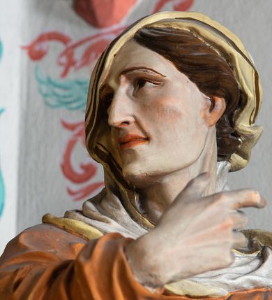 Zdjęcie nr 12: Nastawa architektoniczna, jednokondygnacyjna z glorią, jednoosiowa z bramkami, ustawiona na dwustrefowym cokole, na planie półowalu. Ołtarz kamienny, prostopadłościenny, z wcięciami na bocznych ściankach, zakończony profilowanym gzymsem; mensa kamienna. Na ściance frontowej namalowana scena Ostatniej Wieczerzy. Na ołtarzu ustawione drewniane tabernakulum obite blachą, w formie prostopadłościanu o wypukłych bokach, w narożach ujętego pilastrami o kanelowanych trzonach, dźwigającymi profilowany gzyms. Drzwiczki dwuskrzydłowe, w formie stojącego prostokąta zamkniętego łukiem półkolistym nadwieszonym, ujęty ramą z przedstawieniem baranka stojącego na ołtarzu, z którego piersi wypływa krew do kielicha; w górnej części monogram IHS. Nastawa ujęta dwiema parami filarów ustawionych pod kątem, o kanelowanych trzonach, dekorowanych kampanulami, podtrzymujących pełne belkowanie wyłamane na ich osi, z silnie wysuniętym gzymsem. Fryz zdobiony ornamentem roślinnym, w jego centrum kartusz z napisem „SANCTVS”. Na belkowaniu fragmenty zdwojonego, półkolistego przyczółka, z siedzącymi puttami. Pole główne wypełnione wnęką w formie stojącego prostokąta zamkniętego łukiem półkolistym nadwieszonym, ujęta profilowaną ramą, z obrazem Narodzenia Najświętszej Marii Panny. W przyłuczach dekoracja roślinna. Nastawa flankowana uszami utworzonymi z karbowanej wstęgi i ornamentu roślinnego. W miejscu zwieńczenia gołębica Ducha Świętego w otoku z obłoków i uskrzydlonych główek anielskich, w glorii promienistej. Bramki z drzwiczkami w formie stojącego prostokąta o wklęsłych górnych narożach ze ślimacznicami, ujęte grubą opaską, zwieńczone kluczem z herbem Uniwersytetu Jagiellońskiego oraz fragmentem profilowanego gzymsu, który stanowi podstawę dla figur św. Anny i św. Joachima. Herb lewej bramki z syglami „M[atthaeus] F[ranciscus]  K[alewski] / D[ecanus] S[antae] A[nnae] / C[uratus] Z[elenensis]”, herb prawej bramki z inskrypcją „A[NNO] D[OMINI] / 17/28”. Struktura w całości złocona, detale glorii srebrzone. Na odwrocie nastawy inskrypcja: „ODNOWIONO OŁTARZ ZA STARANIEM / KS(IĘDZA) JANA MICHALIKA. R(OKU) 1902.”