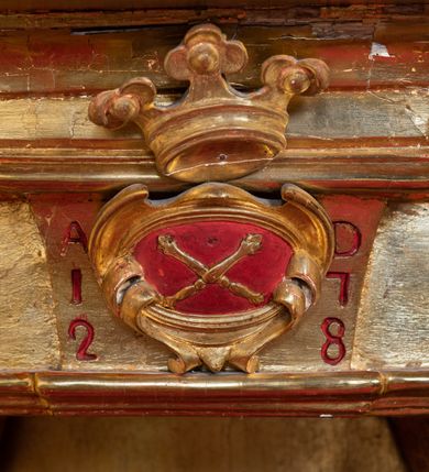 Zdjęcie nr 13: Nastawa architektoniczna, jednokondygnacyjna z glorią, jednoosiowa z bramkami, ustawiona na dwustrefowym cokole, na planie półowalu. Ołtarz kamienny, prostopadłościenny, z wcięciami na bocznych ściankach, zakończony profilowanym gzymsem; mensa kamienna. Na ściance frontowej namalowana scena Ostatniej Wieczerzy. Na ołtarzu ustawione drewniane tabernakulum obite blachą, w formie prostopadłościanu o wypukłych bokach, w narożach ujętego pilastrami o kanelowanych trzonach, dźwigającymi profilowany gzyms. Drzwiczki dwuskrzydłowe, w formie stojącego prostokąta zamkniętego łukiem półkolistym nadwieszonym, ujęty ramą z przedstawieniem baranka stojącego na ołtarzu, z którego piersi wypływa krew do kielicha; w górnej części monogram IHS. Nastawa ujęta dwiema parami filarów ustawionych pod kątem, o kanelowanych trzonach, dekorowanych kampanulami, podtrzymujących pełne belkowanie wyłamane na ich osi, z silnie wysuniętym gzymsem. Fryz zdobiony ornamentem roślinnym, w jego centrum kartusz z napisem „SANCTVS”. Na belkowaniu fragmenty zdwojonego, półkolistego przyczółka, z siedzącymi puttami. Pole główne wypełnione wnęką w formie stojącego prostokąta zamkniętego łukiem półkolistym nadwieszonym, ujęta profilowaną ramą, z obrazem Narodzenia Najświętszej Marii Panny. W przyłuczach dekoracja roślinna. Nastawa flankowana uszami utworzonymi z karbowanej wstęgi i ornamentu roślinnego. W miejscu zwieńczenia gołębica Ducha Świętego w otoku z obłoków i uskrzydlonych główek anielskich, w glorii promienistej. Bramki z drzwiczkami w formie stojącego prostokąta o wklęsłych górnych narożach ze ślimacznicami, ujęte grubą opaską, zwieńczone kluczem z herbem Uniwersytetu Jagiellońskiego oraz fragmentem profilowanego gzymsu, który stanowi podstawę dla figur św. Anny i św. Joachima. Herb lewej bramki z syglami „M[atthaeus] F[ranciscus]  K[alewski] / D[ecanus] S[antae] A[nnae] / C[uratus] Z[elenensis]”, herb prawej bramki z inskrypcją „A[NNO] D[OMINI] / 17/28”. Struktura w całości złocona, detale glorii srebrzone. Na odwrocie nastawy inskrypcja: „ODNOWIONO OŁTARZ ZA STARANIEM / KS(IĘDZA) JANA MICHALIKA. R(OKU) 1902.”