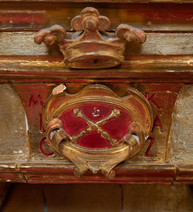 Zdjęcie nr 15: Nastawa architektoniczna, jednokondygnacyjna z glorią, jednoosiowa z bramkami, ustawiona na dwustrefowym cokole, na planie półowalu. Ołtarz kamienny, prostopadłościenny, z wcięciami na bocznych ściankach, zakończony profilowanym gzymsem; mensa kamienna. Na ściance frontowej namalowana scena Ostatniej Wieczerzy. Na ołtarzu ustawione drewniane tabernakulum obite blachą, w formie prostopadłościanu o wypukłych bokach, w narożach ujętego pilastrami o kanelowanych trzonach, dźwigającymi profilowany gzyms. Drzwiczki dwuskrzydłowe, w formie stojącego prostokąta zamkniętego łukiem półkolistym nadwieszonym, ujęty ramą z przedstawieniem baranka stojącego na ołtarzu, z którego piersi wypływa krew do kielicha; w górnej części monogram IHS. Nastawa ujęta dwiema parami filarów ustawionych pod kątem, o kanelowanych trzonach, dekorowanych kampanulami, podtrzymujących pełne belkowanie wyłamane na ich osi, z silnie wysuniętym gzymsem. Fryz zdobiony ornamentem roślinnym, w jego centrum kartusz z napisem „SANCTVS”. Na belkowaniu fragmenty zdwojonego, półkolistego przyczółka, z siedzącymi puttami. Pole główne wypełnione wnęką w formie stojącego prostokąta zamkniętego łukiem półkolistym nadwieszonym, ujęta profilowaną ramą, z obrazem Narodzenia Najświętszej Marii Panny. W przyłuczach dekoracja roślinna. Nastawa flankowana uszami utworzonymi z karbowanej wstęgi i ornamentu roślinnego. W miejscu zwieńczenia gołębica Ducha Świętego w otoku z obłoków i uskrzydlonych główek anielskich, w glorii promienistej. Bramki z drzwiczkami w formie stojącego prostokąta o wklęsłych górnych narożach ze ślimacznicami, ujęte grubą opaską, zwieńczone kluczem z herbem Uniwersytetu Jagiellońskiego oraz fragmentem profilowanego gzymsu, który stanowi podstawę dla figur św. Anny i św. Joachima. Herb lewej bramki z syglami „M[atthaeus] F[ranciscus]  K[alewski] / D[ecanus] S[antae] A[nnae] / C[uratus] Z[elenensis]”, herb prawej bramki z inskrypcją „A[NNO] D[OMINI] / 17/28”. Struktura w całości złocona, detale glorii srebrzone. Na odwrocie nastawy inskrypcja: „ODNOWIONO OŁTARZ ZA STARANIEM / KS(IĘDZA) JANA MICHALIKA. R(OKU) 1902.”