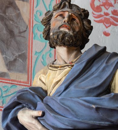 Zdjęcie nr 18: Nastawa architektoniczna, jednokondygnacyjna z glorią, jednoosiowa z bramkami, ustawiona na dwustrefowym cokole, na planie półowalu. Ołtarz kamienny, prostopadłościenny, z wcięciami na bocznych ściankach, zakończony profilowanym gzymsem; mensa kamienna. Na ściance frontowej namalowana scena Ostatniej Wieczerzy. Na ołtarzu ustawione drewniane tabernakulum obite blachą, w formie prostopadłościanu o wypukłych bokach, w narożach ujętego pilastrami o kanelowanych trzonach, dźwigającymi profilowany gzyms. Drzwiczki dwuskrzydłowe, w formie stojącego prostokąta zamkniętego łukiem półkolistym nadwieszonym, ujęty ramą z przedstawieniem baranka stojącego na ołtarzu, z którego piersi wypływa krew do kielicha; w górnej części monogram IHS. Nastawa ujęta dwiema parami filarów ustawionych pod kątem, o kanelowanych trzonach, dekorowanych kampanulami, podtrzymujących pełne belkowanie wyłamane na ich osi, z silnie wysuniętym gzymsem. Fryz zdobiony ornamentem roślinnym, w jego centrum kartusz z napisem „SANCTVS”. Na belkowaniu fragmenty zdwojonego, półkolistego przyczółka, z siedzącymi puttami. Pole główne wypełnione wnęką w formie stojącego prostokąta zamkniętego łukiem półkolistym nadwieszonym, ujęta profilowaną ramą, z obrazem Narodzenia Najświętszej Marii Panny. W przyłuczach dekoracja roślinna. Nastawa flankowana uszami utworzonymi z karbowanej wstęgi i ornamentu roślinnego. W miejscu zwieńczenia gołębica Ducha Świętego w otoku z obłoków i uskrzydlonych główek anielskich, w glorii promienistej. Bramki z drzwiczkami w formie stojącego prostokąta o wklęsłych górnych narożach ze ślimacznicami, ujęte grubą opaską, zwieńczone kluczem z herbem Uniwersytetu Jagiellońskiego oraz fragmentem profilowanego gzymsu, który stanowi podstawę dla figur św. Anny i św. Joachima. Herb lewej bramki z syglami „M[atthaeus] F[ranciscus]  K[alewski] / D[ecanus] S[antae] A[nnae] / C[uratus] Z[elenensis]”, herb prawej bramki z inskrypcją „A[NNO] D[OMINI] / 17/28”. Struktura w całości złocona, detale glorii srebrzone. Na odwrocie nastawy inskrypcja: „ODNOWIONO OŁTARZ ZA STARANIEM / KS(IĘDZA) JANA MICHALIKA. R(OKU) 1902.”