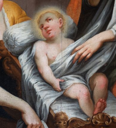 Zdjęcie nr 20: Nastawa architektoniczna, jednokondygnacyjna z glorią, jednoosiowa z bramkami, ustawiona na dwustrefowym cokole, na planie półowalu. Ołtarz kamienny, prostopadłościenny, z wcięciami na bocznych ściankach, zakończony profilowanym gzymsem; mensa kamienna. Na ściance frontowej namalowana scena Ostatniej Wieczerzy. Na ołtarzu ustawione drewniane tabernakulum obite blachą, w formie prostopadłościanu o wypukłych bokach, w narożach ujętego pilastrami o kanelowanych trzonach, dźwigającymi profilowany gzyms. Drzwiczki dwuskrzydłowe, w formie stojącego prostokąta zamkniętego łukiem półkolistym nadwieszonym, ujęty ramą z przedstawieniem baranka stojącego na ołtarzu, z którego piersi wypływa krew do kielicha; w górnej części monogram IHS. Nastawa ujęta dwiema parami filarów ustawionych pod kątem, o kanelowanych trzonach, dekorowanych kampanulami, podtrzymujących pełne belkowanie wyłamane na ich osi, z silnie wysuniętym gzymsem. Fryz zdobiony ornamentem roślinnym, w jego centrum kartusz z napisem „SANCTVS”. Na belkowaniu fragmenty zdwojonego, półkolistego przyczółka, z siedzącymi puttami. Pole główne wypełnione wnęką w formie stojącego prostokąta zamkniętego łukiem półkolistym nadwieszonym, ujęta profilowaną ramą, z obrazem Narodzenia Najświętszej Marii Panny. W przyłuczach dekoracja roślinna. Nastawa flankowana uszami utworzonymi z karbowanej wstęgi i ornamentu roślinnego. W miejscu zwieńczenia gołębica Ducha Świętego w otoku z obłoków i uskrzydlonych główek anielskich, w glorii promienistej. Bramki z drzwiczkami w formie stojącego prostokąta o wklęsłych górnych narożach ze ślimacznicami, ujęte grubą opaską, zwieńczone kluczem z herbem Uniwersytetu Jagiellońskiego oraz fragmentem profilowanego gzymsu, który stanowi podstawę dla figur św. Anny i św. Joachima. Herb lewej bramki z syglami „M[atthaeus] F[ranciscus]  K[alewski] / D[ecanus] S[antae] A[nnae] / C[uratus] Z[elenensis]”, herb prawej bramki z inskrypcją „A[NNO] D[OMINI] / 17/28”. Struktura w całości złocona, detale glorii srebrzone. Na odwrocie nastawy inskrypcja: „ODNOWIONO OŁTARZ ZA STARANIEM / KS(IĘDZA) JANA MICHALIKA. R(OKU) 1902.”