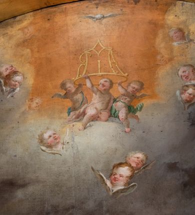 Zdjęcie nr 23: Nastawa architektoniczna, jednokondygnacyjna z glorią, jednoosiowa z bramkami, ustawiona na dwustrefowym cokole, na planie półowalu. Ołtarz kamienny, prostopadłościenny, z wcięciami na bocznych ściankach, zakończony profilowanym gzymsem; mensa kamienna. Na ściance frontowej namalowana scena Ostatniej Wieczerzy. Na ołtarzu ustawione drewniane tabernakulum obite blachą, w formie prostopadłościanu o wypukłych bokach, w narożach ujętego pilastrami o kanelowanych trzonach, dźwigającymi profilowany gzyms. Drzwiczki dwuskrzydłowe, w formie stojącego prostokąta zamkniętego łukiem półkolistym nadwieszonym, ujęty ramą z przedstawieniem baranka stojącego na ołtarzu, z którego piersi wypływa krew do kielicha; w górnej części monogram IHS. Nastawa ujęta dwiema parami filarów ustawionych pod kątem, o kanelowanych trzonach, dekorowanych kampanulami, podtrzymujących pełne belkowanie wyłamane na ich osi, z silnie wysuniętym gzymsem. Fryz zdobiony ornamentem roślinnym, w jego centrum kartusz z napisem „SANCTVS”. Na belkowaniu fragmenty zdwojonego, półkolistego przyczółka, z siedzącymi puttami. Pole główne wypełnione wnęką w formie stojącego prostokąta zamkniętego łukiem półkolistym nadwieszonym, ujęta profilowaną ramą, z obrazem Narodzenia Najświętszej Marii Panny. W przyłuczach dekoracja roślinna. Nastawa flankowana uszami utworzonymi z karbowanej wstęgi i ornamentu roślinnego. W miejscu zwieńczenia gołębica Ducha Świętego w otoku z obłoków i uskrzydlonych główek anielskich, w glorii promienistej. Bramki z drzwiczkami w formie stojącego prostokąta o wklęsłych górnych narożach ze ślimacznicami, ujęte grubą opaską, zwieńczone kluczem z herbem Uniwersytetu Jagiellońskiego oraz fragmentem profilowanego gzymsu, który stanowi podstawę dla figur św. Anny i św. Joachima. Herb lewej bramki z syglami „M[atthaeus] F[ranciscus]  K[alewski] / D[ecanus] S[antae] A[nnae] / C[uratus] Z[elenensis]”, herb prawej bramki z inskrypcją „A[NNO] D[OMINI] / 17/28”. Struktura w całości złocona, detale glorii srebrzone. Na odwrocie nastawy inskrypcja: „ODNOWIONO OŁTARZ ZA STARANIEM / KS(IĘDZA) JANA MICHALIKA. R(OKU) 1902.”