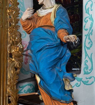 Zdjęcie nr 26: Nastawa architektoniczna, jednokondygnacyjna z glorią, jednoosiowa z bramkami, ustawiona na dwustrefowym cokole, na planie półowalu. Ołtarz kamienny, prostopadłościenny, z wcięciami na bocznych ściankach, zakończony profilowanym gzymsem; mensa kamienna. Na ściance frontowej namalowana scena Ostatniej Wieczerzy. Na ołtarzu ustawione drewniane tabernakulum obite blachą, w formie prostopadłościanu o wypukłych bokach, w narożach ujętego pilastrami o kanelowanych trzonach, dźwigającymi profilowany gzyms. Drzwiczki dwuskrzydłowe, w formie stojącego prostokąta zamkniętego łukiem półkolistym nadwieszonym, ujęty ramą z przedstawieniem baranka stojącego na ołtarzu, z którego piersi wypływa krew do kielicha; w górnej części monogram IHS. Nastawa ujęta dwiema parami filarów ustawionych pod kątem, o kanelowanych trzonach, dekorowanych kampanulami, podtrzymujących pełne belkowanie wyłamane na ich osi, z silnie wysuniętym gzymsem. Fryz zdobiony ornamentem roślinnym, w jego centrum kartusz z napisem „SANCTVS”. Na belkowaniu fragmenty zdwojonego, półkolistego przyczółka, z siedzącymi puttami. Pole główne wypełnione wnęką w formie stojącego prostokąta zamkniętego łukiem półkolistym nadwieszonym, ujęta profilowaną ramą, z obrazem Narodzenia Najświętszej Marii Panny. W przyłuczach dekoracja roślinna. Nastawa flankowana uszami utworzonymi z karbowanej wstęgi i ornamentu roślinnego. W miejscu zwieńczenia gołębica Ducha Świętego w otoku z obłoków i uskrzydlonych główek anielskich, w glorii promienistej. Bramki z drzwiczkami w formie stojącego prostokąta o wklęsłych górnych narożach ze ślimacznicami, ujęte grubą opaską, zwieńczone kluczem z herbem Uniwersytetu Jagiellońskiego oraz fragmentem profilowanego gzymsu, który stanowi podstawę dla figur św. Anny i św. Joachima. Herb lewej bramki z syglami „M[atthaeus] F[ranciscus]  K[alewski] / D[ecanus] S[antae] A[nnae] / C[uratus] Z[elenensis]”, herb prawej bramki z inskrypcją „A[NNO] D[OMINI] / 17/28”. Struktura w całości złocona, detale glorii srebrzone. Na odwrocie nastawy inskrypcja: „ODNOWIONO OŁTARZ ZA STARANIEM / KS(IĘDZA) JANA MICHALIKA. R(OKU) 1902.”